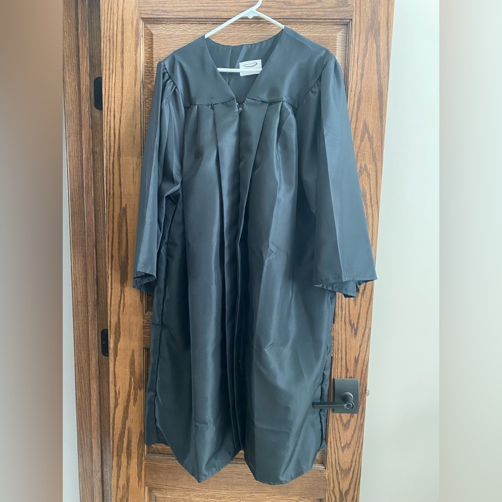 Jostens graduation gown 5’4”-5’6”
